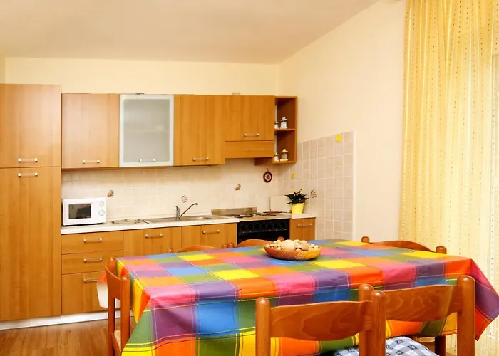 Lezuo Iris Apartman *