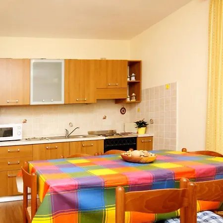 Lezuo Iris Apartament *