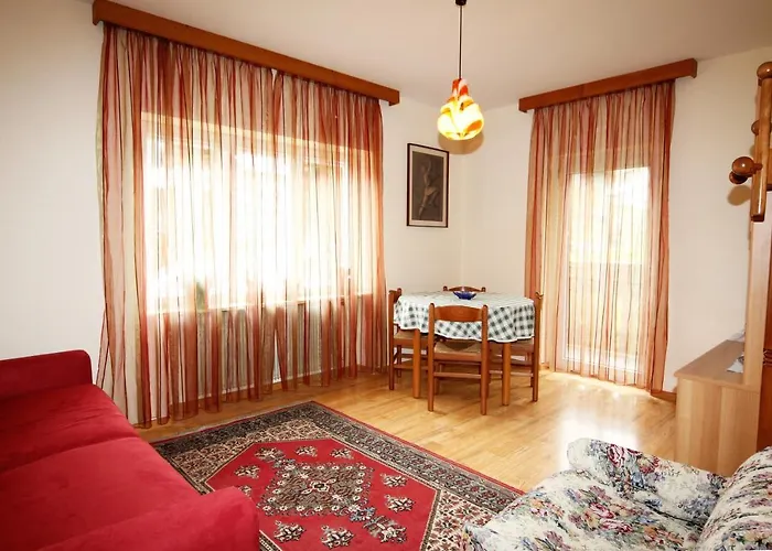 Lezuo Iris Apartament *